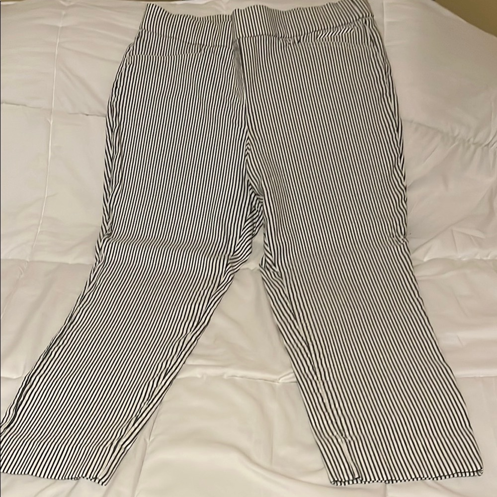 Anne Klein Black and White Capri Pants